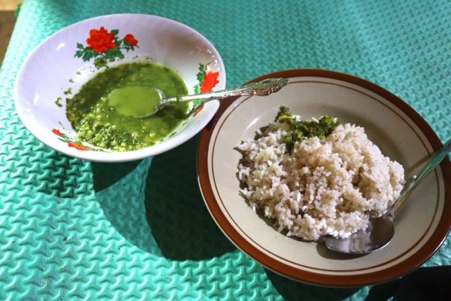 スンバ島の伝統村の食事