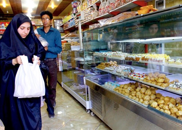 イランのお菓子店とシュークリーム