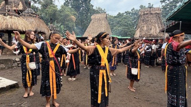 フローレス島トロレラ村の祭り　Flores Tololela traditional village