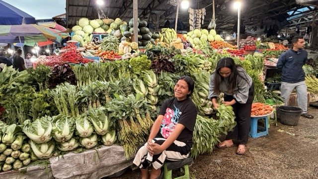フローレス島ルーテンの市場　Flores Ruteng market